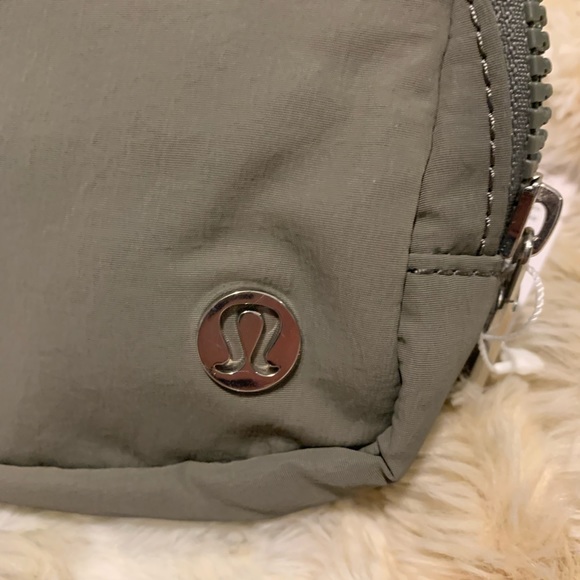 Everywhere Belt Bag - Green Pastel - Picture 3 of 5